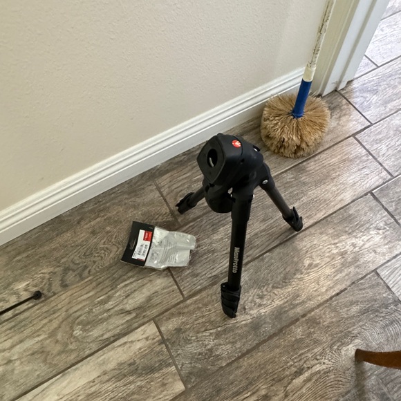 Manfrotto Compact Action Tripod with camera adapter - Picture 4 of 11